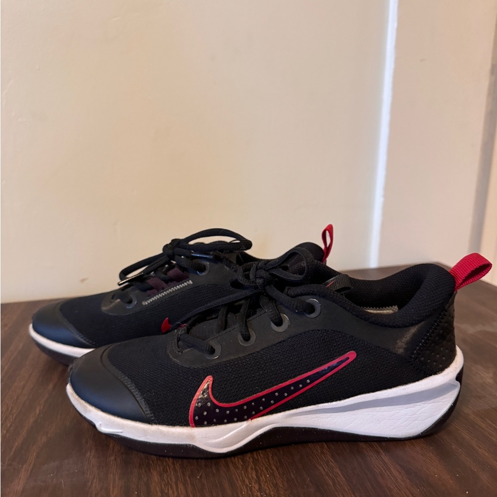 Nike Omni Multi-Court GS - Black/Gym Red - DM9027-008 - Youth 3.5Y